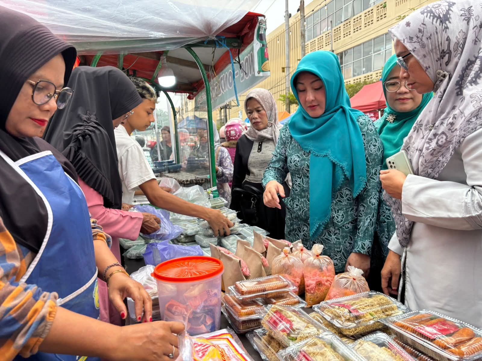 Ketua TP PKK, Ny Maria Hendri,  saat beli takjil untuk dibagikan ke warga.